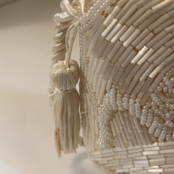 VINTAGE WHITE BEADED HANDBAG WITH SATIN BACK TASSELS AND SATIN CORD STRAP LINED - Picture 3 of 6